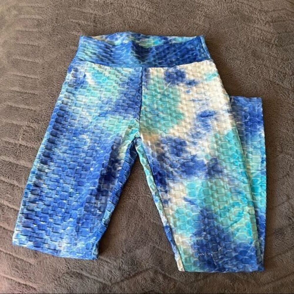 Beautiful blue booty scrunch leggings